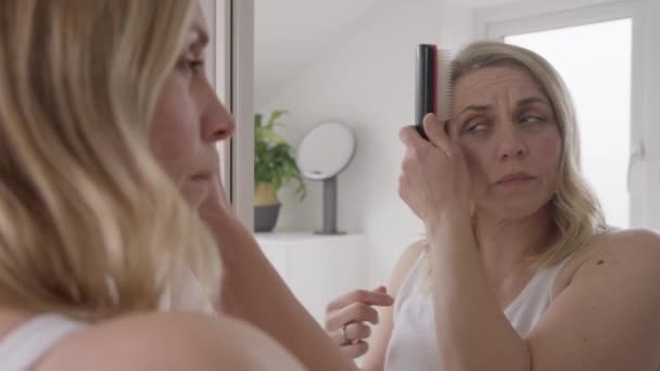 Reife Frau Den Wechseljahren Leidet Unter Haarausfall Bürsten Haare Reflektiert — Stockvideo