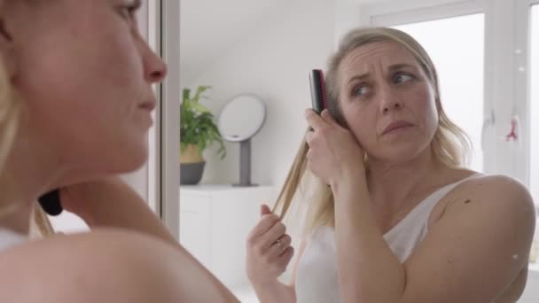 Menopauzální Starší Žena Trpí Vypadávání Vlasů Kartáčování Vlasy Odraz Zrcadle — Stock video