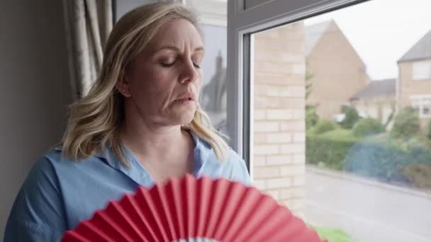 Εμμηνοπαυσιακή Ώριμη Γυναίκα Έχοντας Ζεστό Λάμψη Στο Σπίτι Ψύξη Εαυτό — Αρχείο Βίντεο