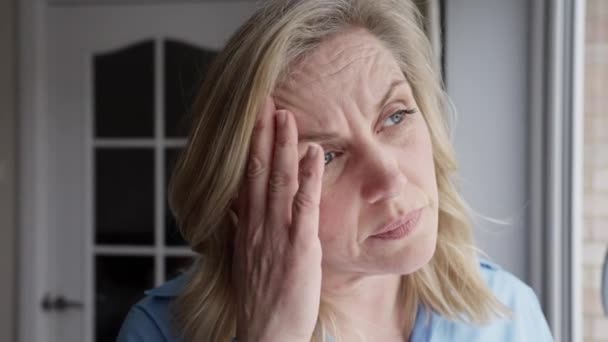 Menopauzální Starší Žena Doma Stojící Okna Trpí Bolestí Hlavy Nebo — Stock video