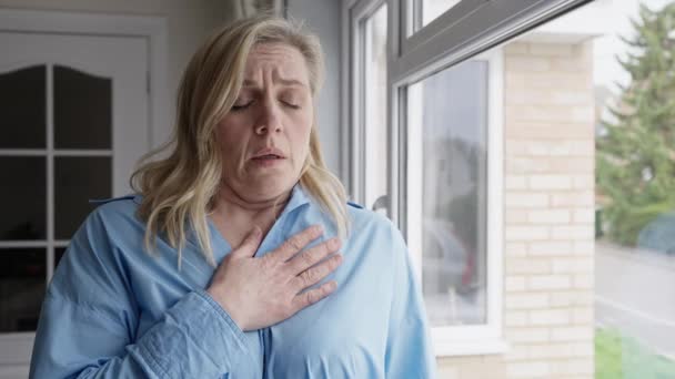 Femme Mûre Ménopausée Maison Debout Près Fenêtre Souffrant Palpitations Cardiaques — Video