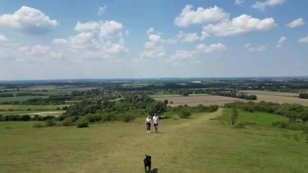 英国奥克斯福郡美丽的英国乡村 与宠物狗一起漫步在美丽的英国乡间的风笛手 — 图库视频影像