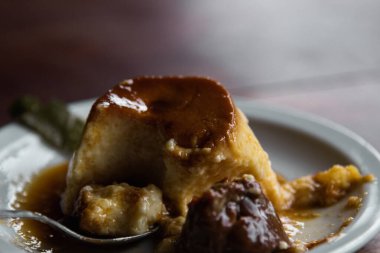 Karamel soslu ve naneli ev yapımı yumurtalı tart.