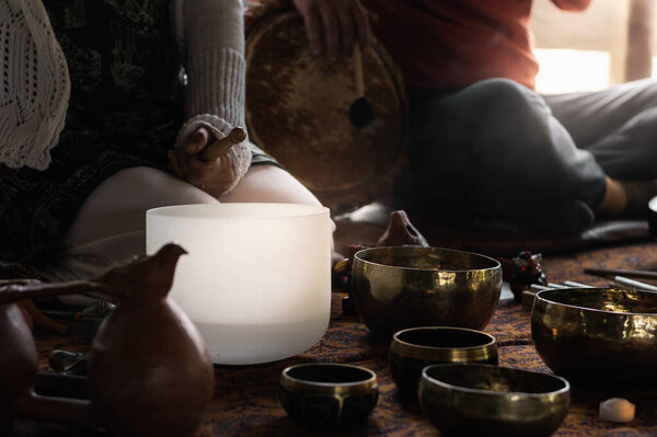 Целостное исцеление с помощью хрустального кварца и тибетских звуков в мусе