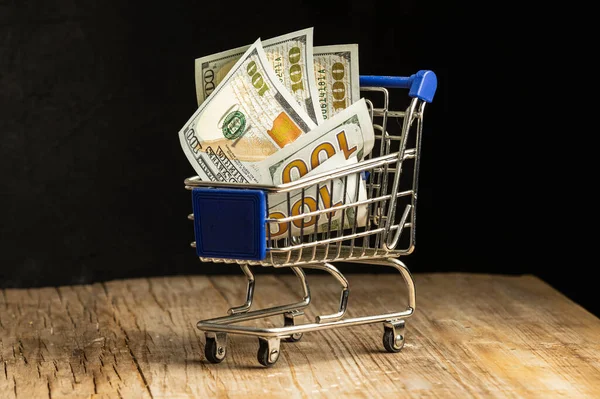 Akıllı Alışveriş Süpermarkette Dolarlarınızı Uzatmak Stok Resim