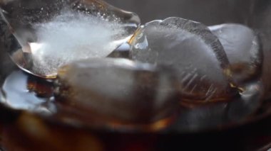 Fernet Recipe: Buz, Fernet ve Coca ile Kazanan 70-30 Formülü - Geleneksel Cordoba, Arjantin - Adım Adım Video Eğitmeni 3: 3
