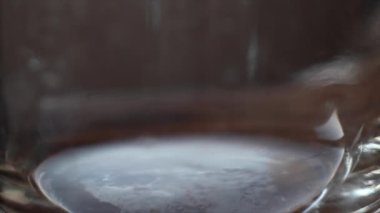Fernet Recipe: Buz, Fernet ve Coca ile Kazanan 70-30 Formülü - Geleneksel Cordoba, Arjantin - Adım Adım Video Eğitmeni 1: 3