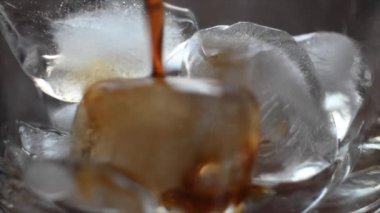 Fernet Recipe: Buz, Fernet ve Coca ile Kazanan 70-30 Formülü - Geleneksel Cordoba, Arjantin - Adım Adım Video Eğitmeni 2: 3