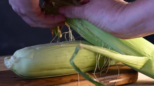 Slow Motion Corn Cob Keyifli Hazırlık Sürecini Deneyin — Stok video