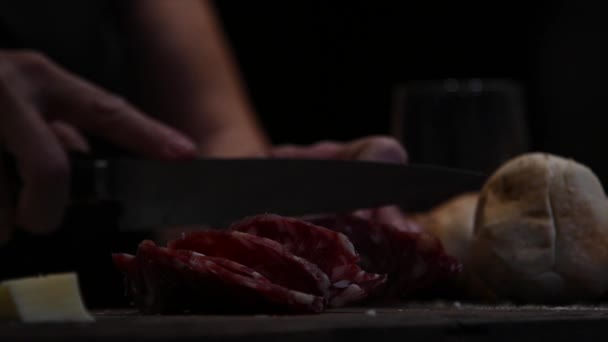 Cortar Salami Casero Por Noche Una Delicia Gourmet — Vídeos de Stock