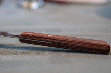 Tahta saplı bıçak, yaklaş.