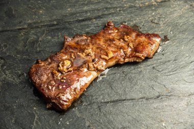 İç organlardan yapılmış geleneksel Arjantin bifteği.