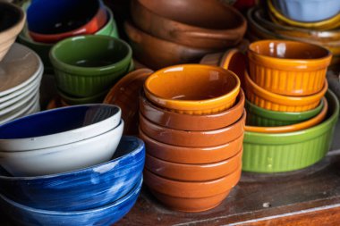 Pazarda satılık çeşitli seramik sofra eşyaları