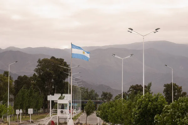 アルゼンチンの国旗が道路の近くで振っている — ストック写真