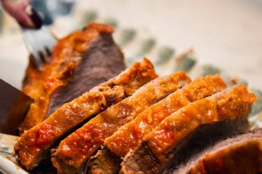 Domates Sosu 'nda Lezzetli Pişmiş Et: Kalpli Bir Uyum