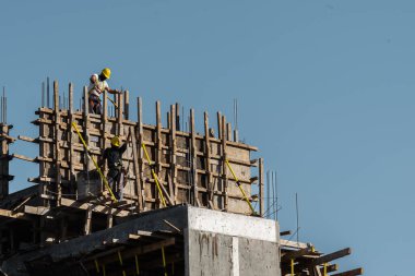 Gökyüzünün Üzerindeki Bina: Tanınmayan İşçiler Güvenli Yapı