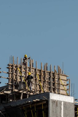 Gökyüzünün Üzerindeki Bina: Tanınmayan İşçiler Güvenli Yapı