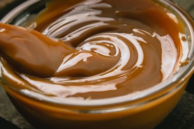 Arjantin arkaplanlı cam kaseler.