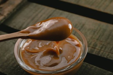 Bir cam tencere ya da lezzetli Arjantin Du 'lu kâselerin yakın çekimi.