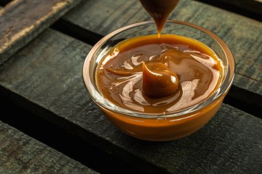 Arjantin arkaplanlı cam kaseler.