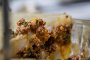 Etli patates turtası ve fırında püre.