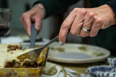 Etli patates turtası ve fırında püre.