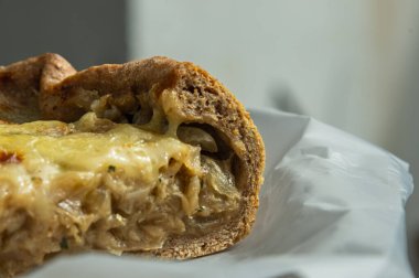 Peynirli pizza fotoğrafı mı, peynirli kek mi? 