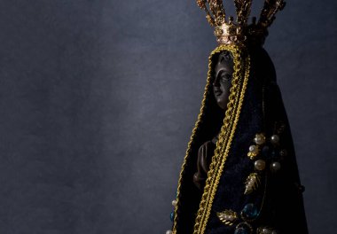 Bir Noel Baba görüntüsü de Nossa Senhora Aparecida, bir Santa Padroeira do Brasil