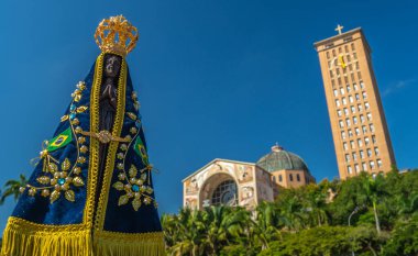 Bir Noel Baba görüntüsü de Nossa Senhora Aparecida, bir Santa Padroeira do Brasil