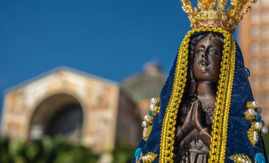 Bir Noel Baba görüntüsü de Nossa Senhora Aparecida, bir Santa Padroeira do Brasil