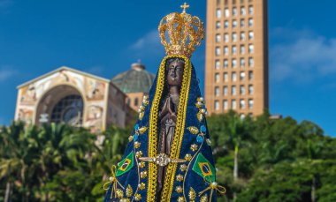 Bir Noel Baba görüntüsü de Nossa Senhora Aparecida, bir Santa Padroeira do Brasil