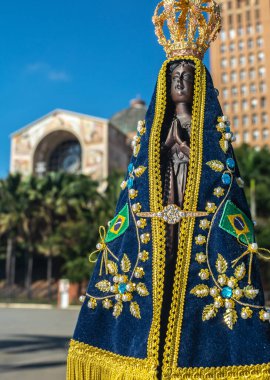 Bir Noel Baba görüntüsü de Nossa Senhora Aparecida, bir Santa Padroeira do Brasil