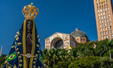 Bir Noel Baba görüntüsü de Nossa Senhora Aparecida, bir Santa Padroeira do Brasil