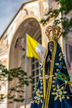 Bir Noel Baba görüntüsü de Nossa Senhora Aparecida, bir Santa Padroeira do Brasil