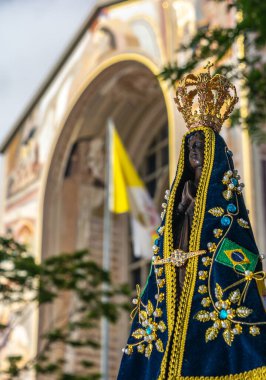 Bir Noel Baba görüntüsü de Nossa Senhora Aparecida, bir Santa Padroeira do Brasil