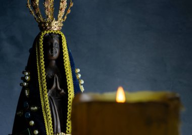 Bir Noel Baba görüntüsü de Nossa Senhora Aparecida, bir Santa Padroeira do Brasil