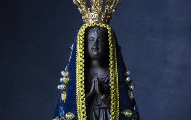 Bir Noel Baba görüntüsü de Nossa Senhora Aparecida, bir Santa Padroeira do Brasil