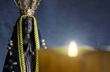 Bir Noel Baba görüntüsü de Nossa Senhora Aparecida, bir Santa Padroeira do Brasil