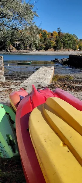 Høstvisning Fargede Strandbåter Marblehead Med Øya Bakgrunnen – stockfoto