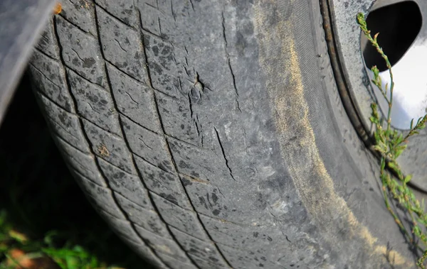 Hasarlı bir araba lastiğini sürmek tehlikelidir. Eskimiş araba lastiği