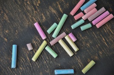Siyah arkaplanda renkli tebeşir