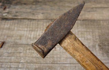 Yaşlı paslı çekiç tahtada