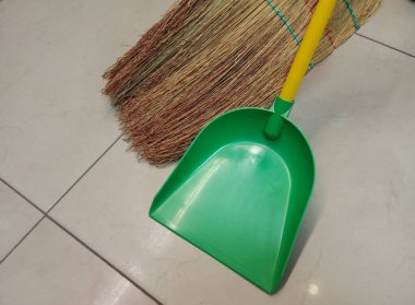 Yerde süpürge ve faraş var. temizlik kavramı