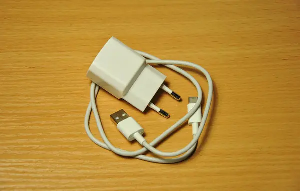 Cep telefonu şarjı masada. akıllı telefon şarj cihazı