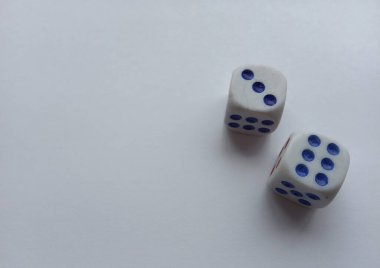 Hafif bir arkaplanda iki zar. heyecan ve oyun konsepti