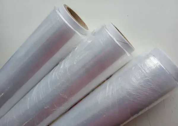 Gergin filmleri rulo şeklinde yakın çekimde paketliyorum. Yiyecek ambalajı için streç film