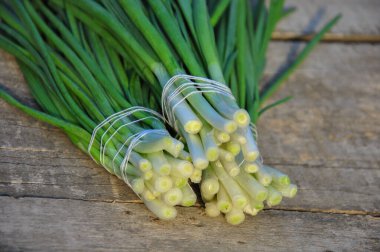 Tahta bir masada taze taze soğan demetleri. taze tarım ürünü