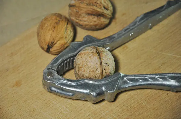 Tahta bir masada ceviz ve fındık.