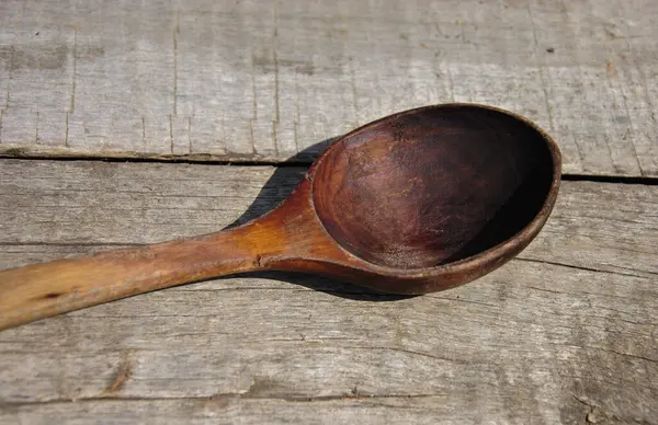 Masanın üzerindeki eski tahta kaşık. Yakın plan.