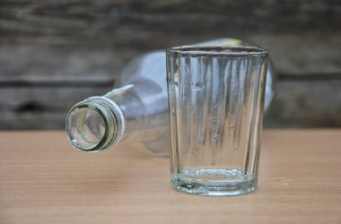 Boş cam bardak ve boş içki şişesi. Seçici odaklanma. alkolizm sorunu kavramı